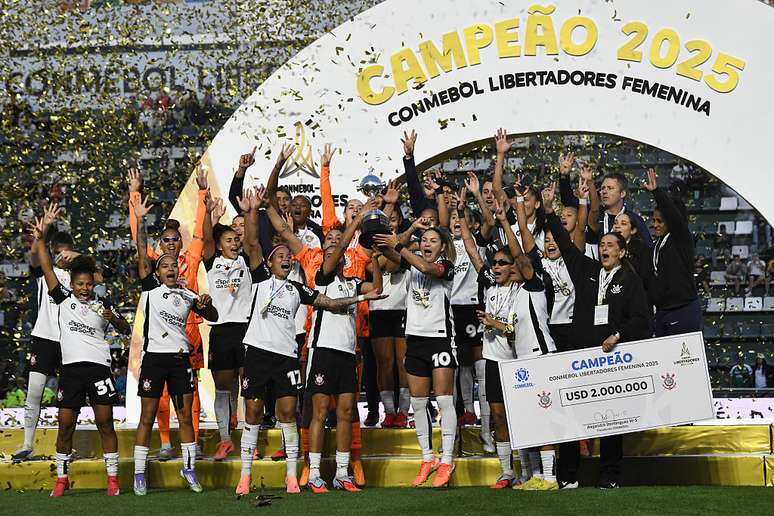 Jogadoras do Corinthians comemoram título da Libertadores