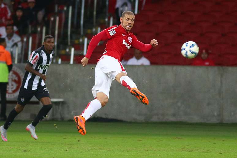 Nilton em a&ccedil;&atilde;o pelo Internacional, em 2015