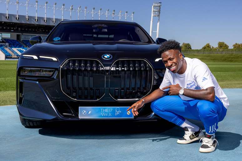 Vin&iacute;cius J&uacute;nior seu BMW i7