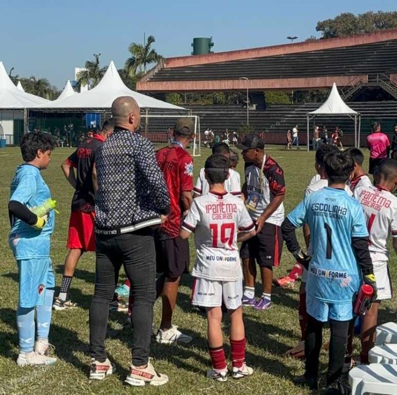 Nilton acompanha o time do filho em competi&ccedil;&atilde;o infantil