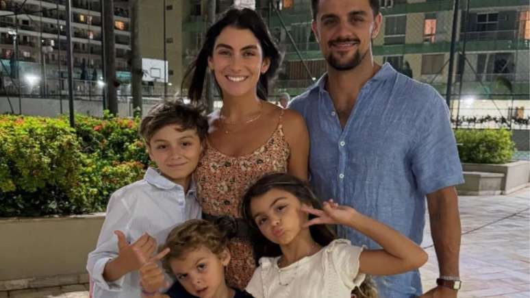 VIDEO: Felipe Simas walks around the house and attracts attention with ease
