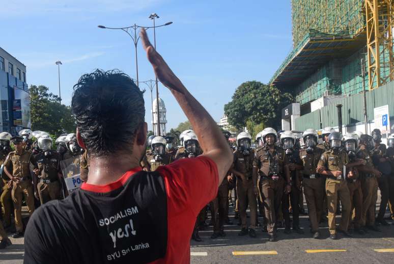 Jovens no Sri Lanka entraram em confronto com a pol&iacute;cia durante protestos em 2022