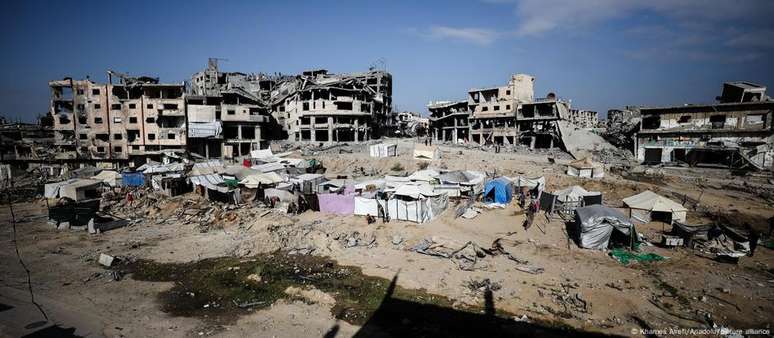 Tendas de deslocados palestinos na Cidade de Gaza