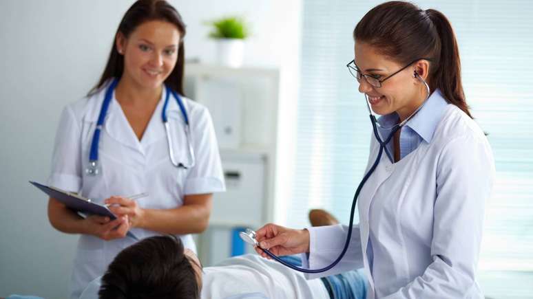 Homenagem aos m&eacute;dicos que fazem da cura um gesto di&aacute;rio de humanidade &ndash; depositphotos.com / pressmaster