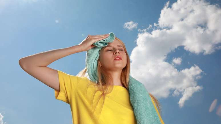 Extreme heat can accelerate aging, as can alcohol and smoking. Extreme heat can accelerate aging, as can alcohol and smoking.