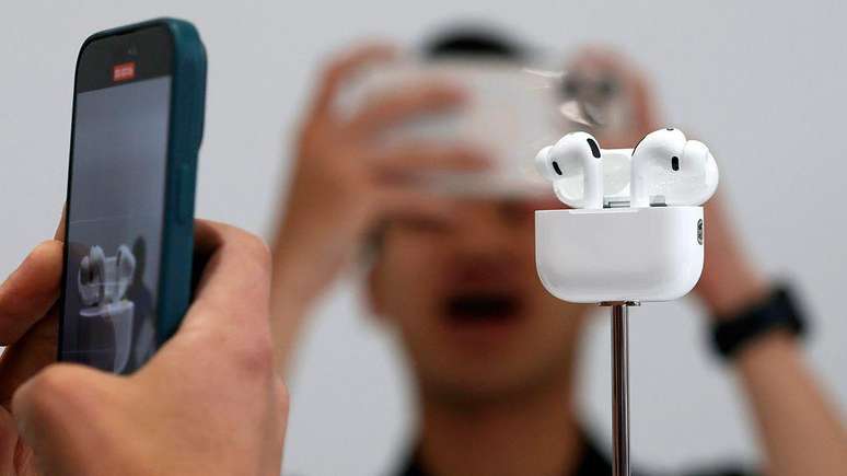Os novos fones AirPods Pro 3 da Apple trazem tecnologia de tradução ao vivo, projetada para fazer com que os usuários compreendam conversas em diversos idiomas