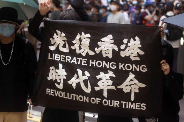 Manifestantes tailandeses adotaram a t&aacute;tica 'seja como a &aacute;gua' de Hong Kong, mudando locais de manifesta&ccedil;&otilde;es de &uacute;ltima hora, via Telegram, para enganar a pol&iacute;cia