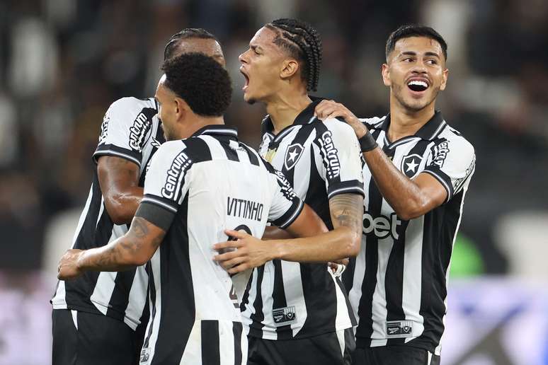 Time do Botafogo comemorando um dos gols na goleada sobre o Bragantino 