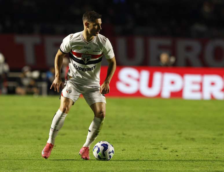 C&eacute;dric, no &uacute;ltimo confronto contra o Mirassol 