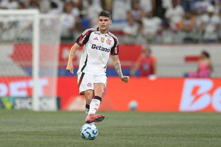 Ayrton Lucas (Flamengo) durante jogo contra o Bahia, no dia 10.05.2025