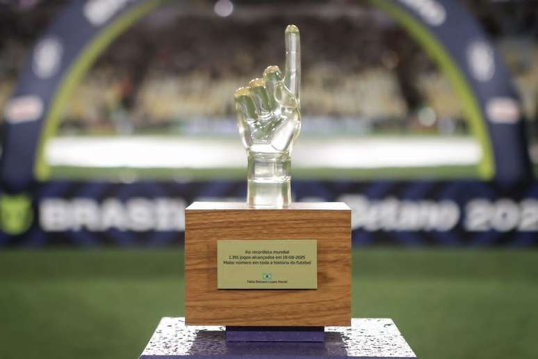 Goleiro do Fluminense recebeu trof&eacute;u especial das m&atilde;os de Samir Xaud em homenagem &agrave; marca &ndash;