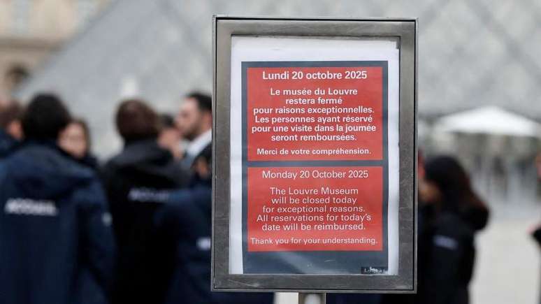 Uma placa do lado de fora do Louvre na manh&atilde; de segunda-feira