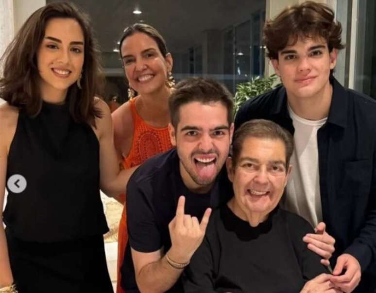 O apresentador João Silva posta foto ao lado do pai, Fausto Silva, e a família
