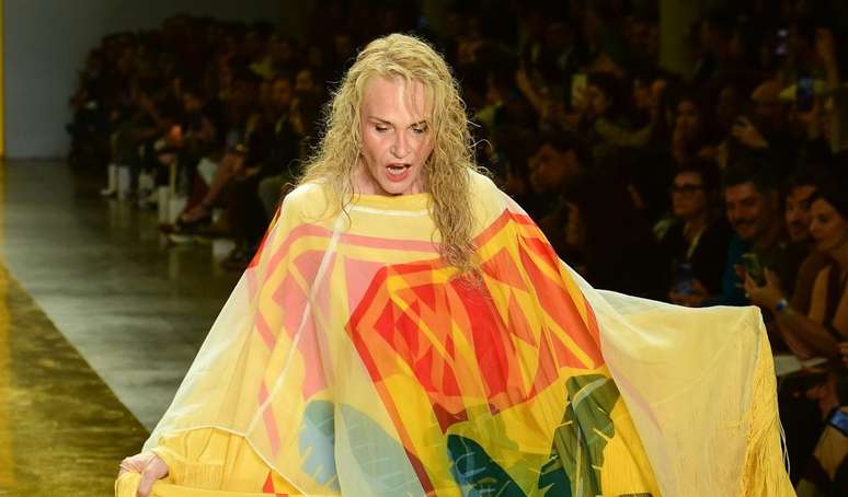 Perrengue: SPFW has a model tripping, shoe in hand and sock falling Perrengue: SPFW has a model tripping, shoe in hand and sock falling