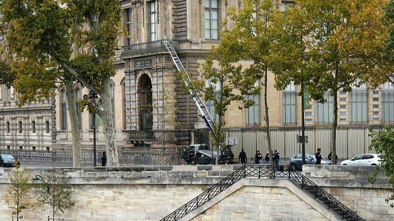 Os ladr&otilde;es se aproximaram do pr&eacute;dio pela margem do rio Sena