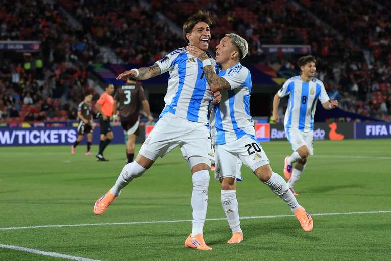 Maher Carrizo e Prestianni comemorando um dos gols da Argentina 