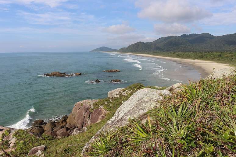 Ilha do Cardoso vista da Praia do Fole &ndash; Wikimedia Commons/Guimaia13