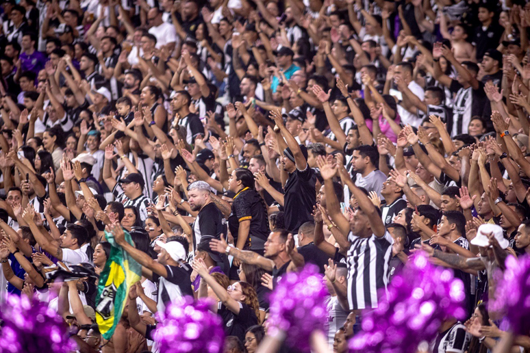 O apoio da torcida alvinegra tem sido fundamental para o Cear&aacute;. 