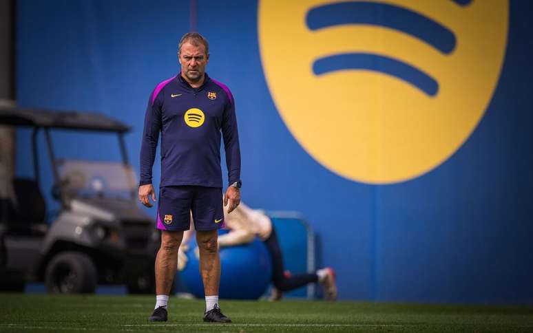 Hansi Flick durante treinamento do Barcelona &ndash;