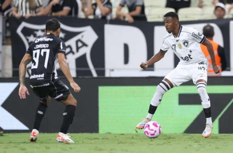Vitor Silva/Botafogo - Legenda: Jeffinho tenta ganhar a jogada no mano a mano / Jogada10