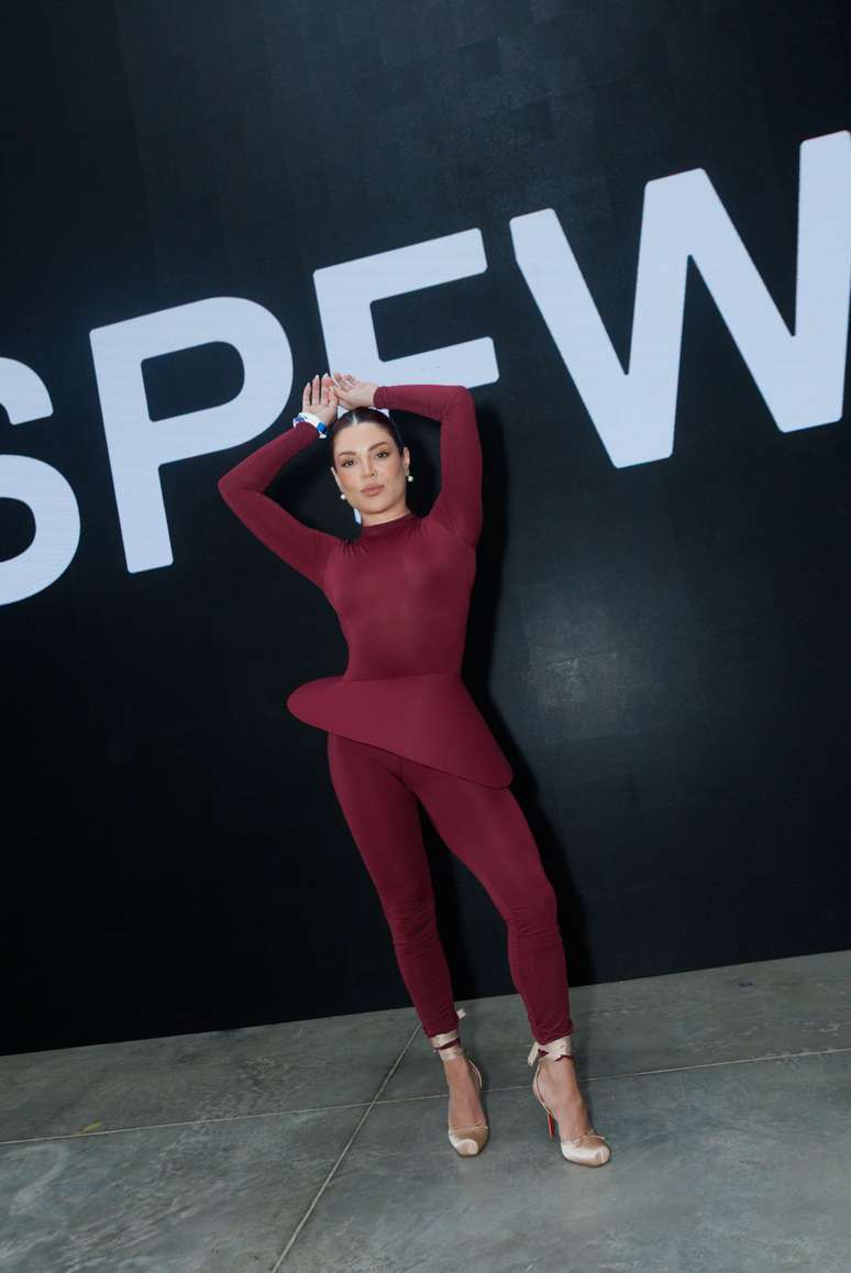 Gkay na plateia com roupa da passarela 