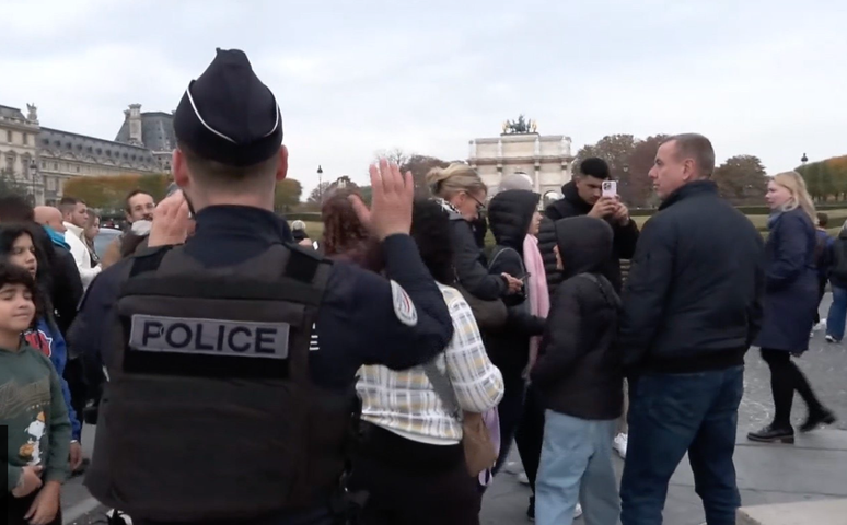 A pol&iacute;cia e os funcion&aacute;rios afastaram as multid&otilde;es confusas do Louvre