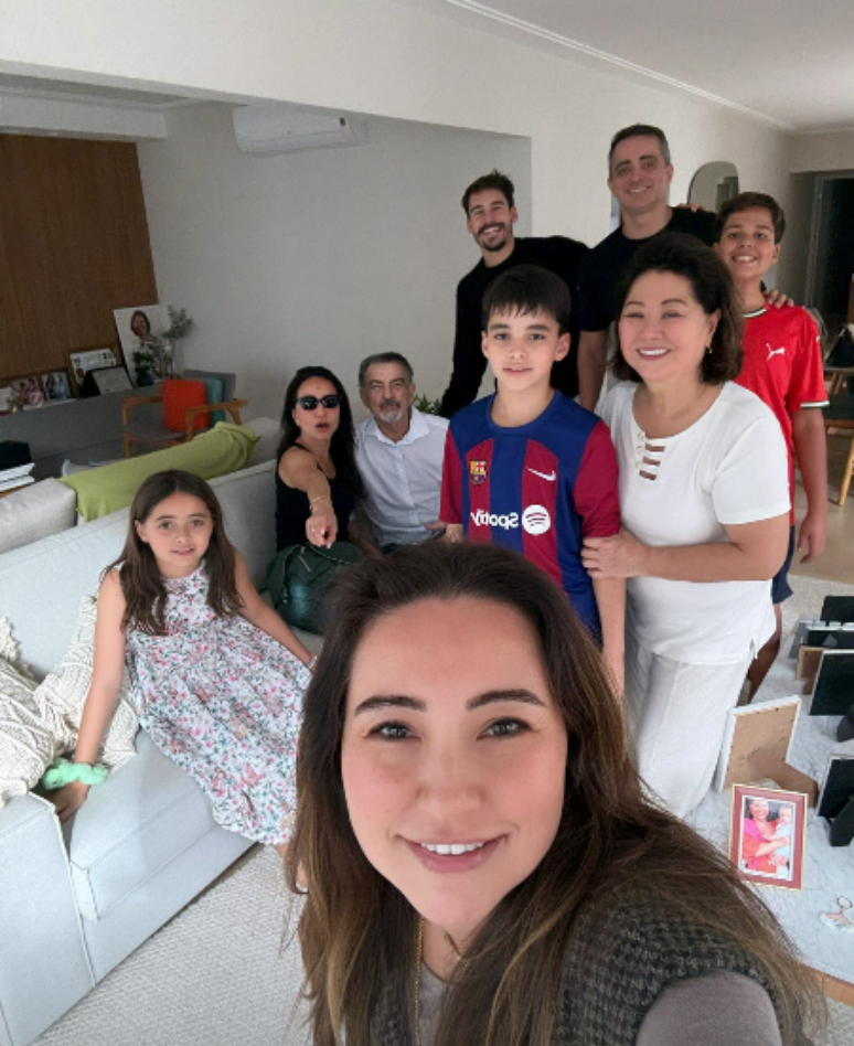 Sabrina Sato atualiza estado de saúde do pai, diagnosticado com câncer no pâncreas