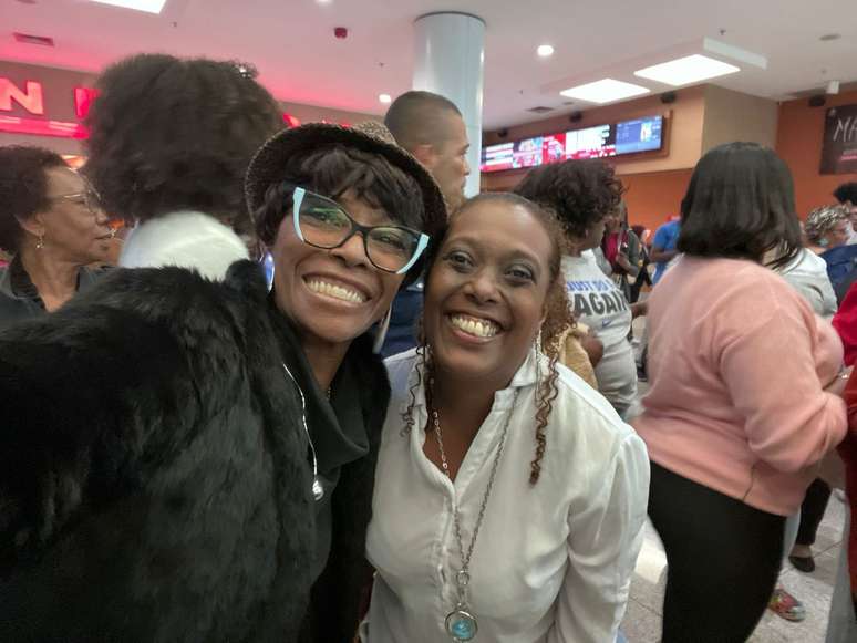 Elaine Souza, &agrave; direita, reuniu seu grupo de amigas para o cinema, mas a maioria das presentes foram novas amizades.