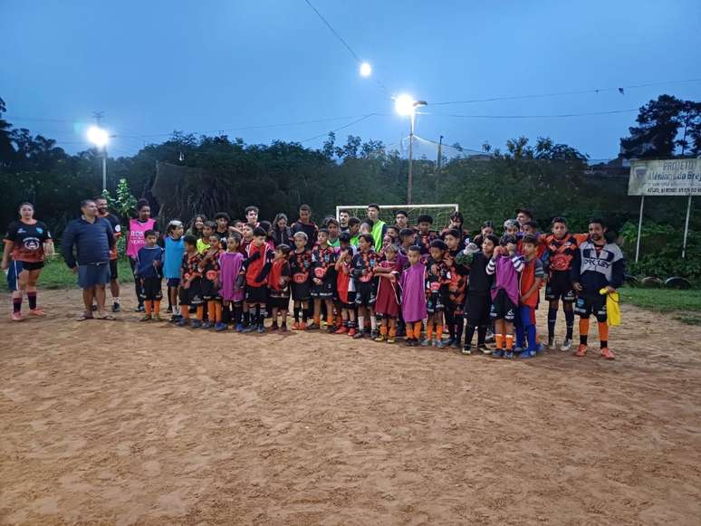 O campinho do Meninos do Brejo, onde tamb&eacute;m treinam meninas, tem ilumina&ccedil;&atilde;o feita pelo coordenador Lel&ecirc;.