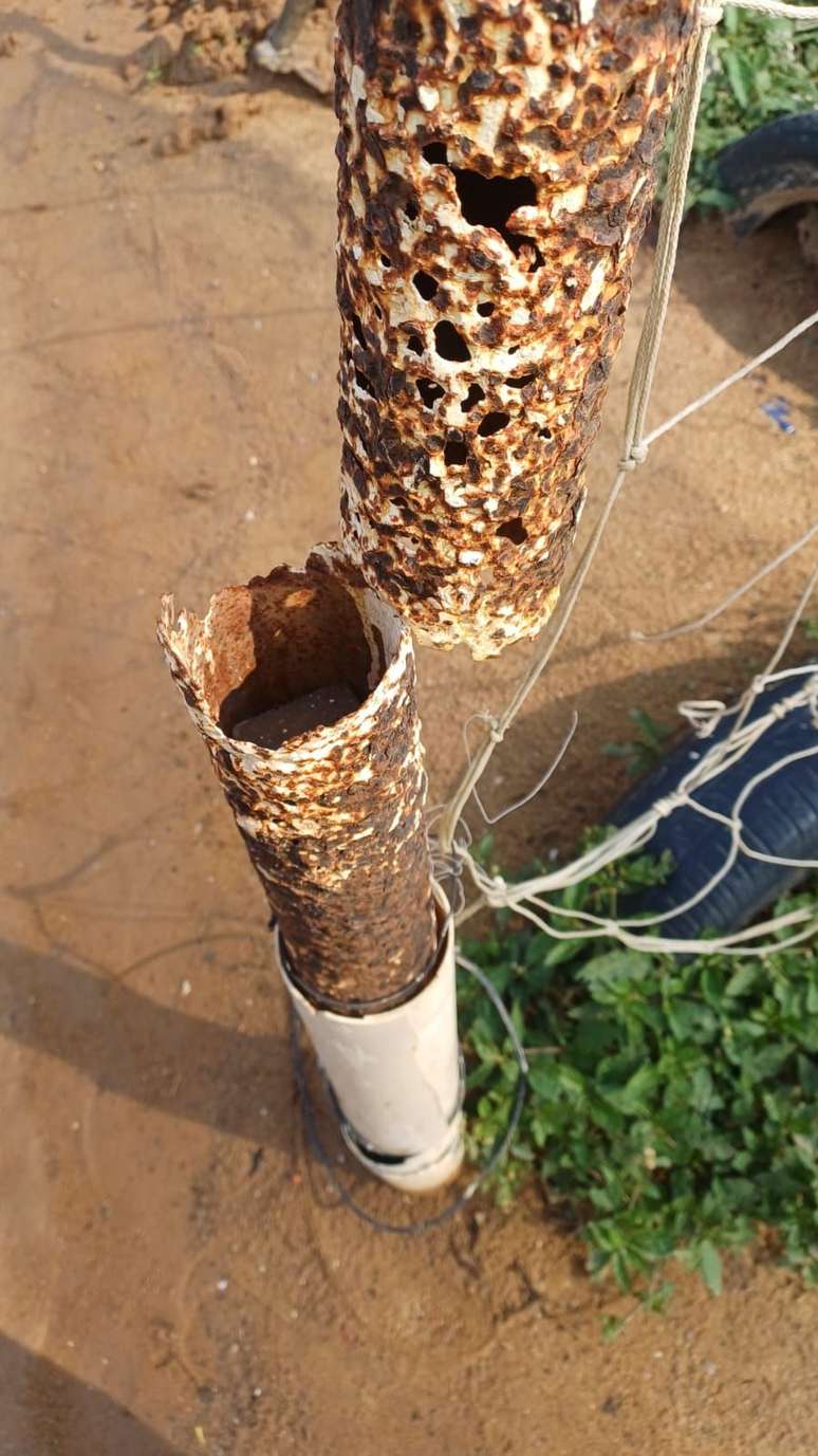 O conserto consiste em fincar uma madeira de peroba dentro da trave e, por fora, revestir com PVC, um duplo refor&ccedil;o.