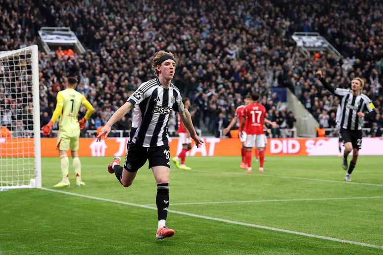 Gordon vibra ap&oacute;s marcar contra o Benfica. Atacante agora soma quatro gols em tr&ecirc;s jogos nesta Champions.