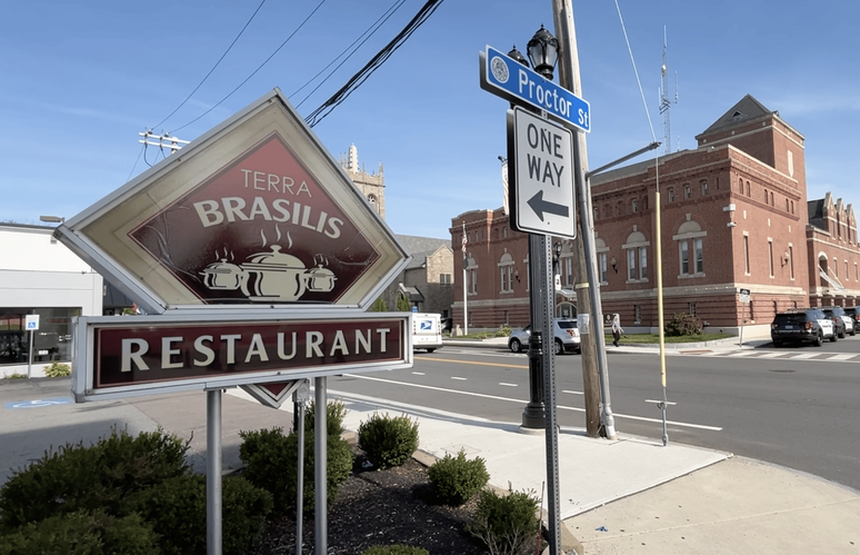 Restaurantes e outros estabelecimentos comerciais brasileiros em Framingham s&atilde;o comuns. Estima-se que da popula&ccedil;&atilde;o de 72 mil da cidade, oito mil sejam brasileiros. O n&uacute;mero pode ser ainda maior devido ao grande n&uacute;mero de pessoas sem status migrat&oacute;rio v&aacute;lido