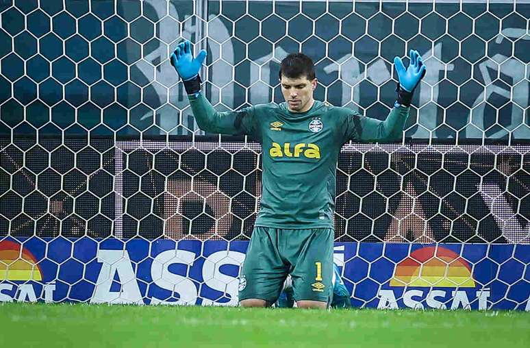 Goleiro Tiago Volpi pode ser a maior surpresa dos relacionados &ndash;