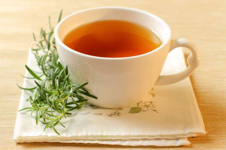 Ch&aacute; de losna com alecrim 