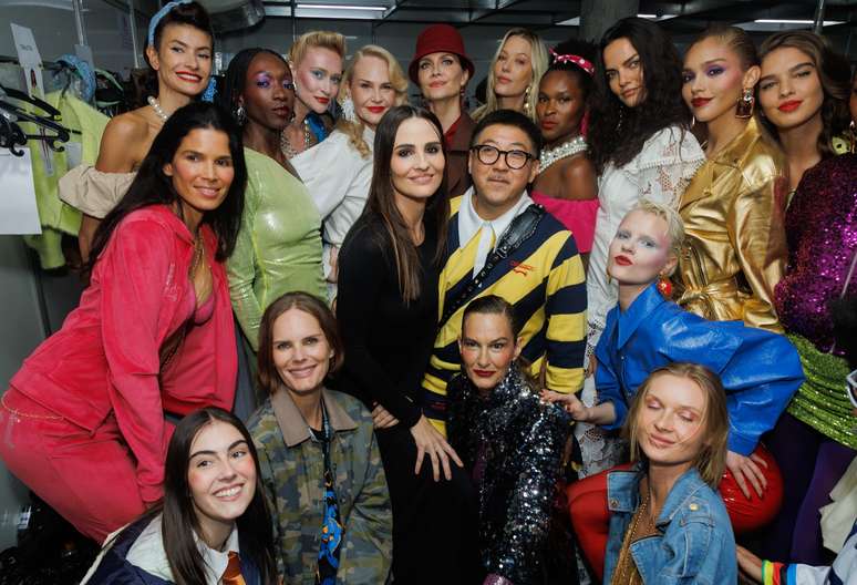 Modelos veterenas e novas no backstage do desfelis do Mercado Livre, com Daniel Ueda 
