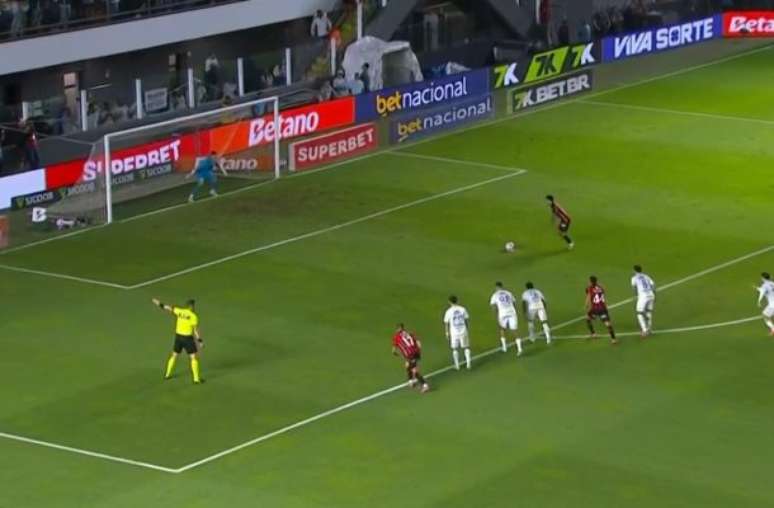 Arbitragem anulou pênalti em Lautaro Díaz após atacante chutar o chão – Arbitragem anulou pênalti em Lautaro Díaz após atacante chutar o chão –