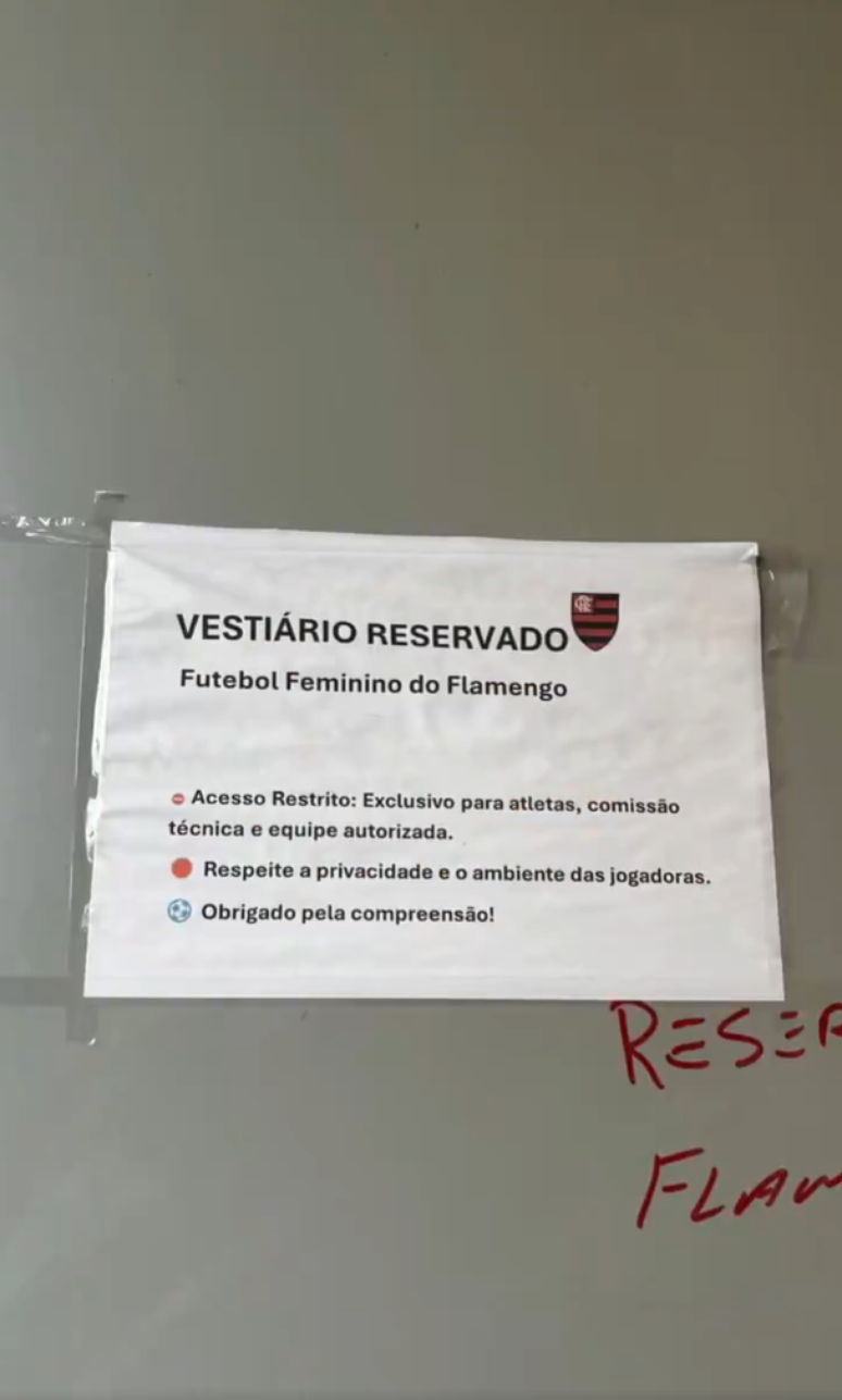 Aviso na porta do vesti&aacute;rio do Flamengo (Reprodu&ccedil;&atilde;o/Dibradoras)