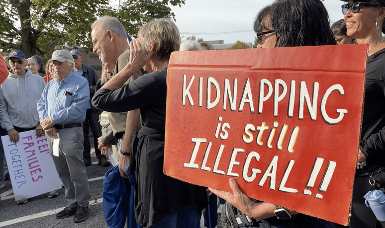 Cartaz em manifesta&ccedil;&atilde;o contra a&ccedil;&otilde;es de combate &agrave; imigra&ccedil;&atilde;o em Framingham. Em ingl&ecirc;s, o cartaz compara as deten&ccedil;&otilde;es feitas pelo ICE a a&ccedil;&otilde;es criminosas e diz: "Sequestro ainda &eacute; ilegal"
