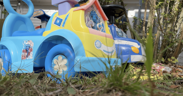 Brinquedos abandonados no quintal de casa s&atilde;o a &uacute;nica alternativa para Paula entreter o filho em meio ao medo de ser detida se sair de casa