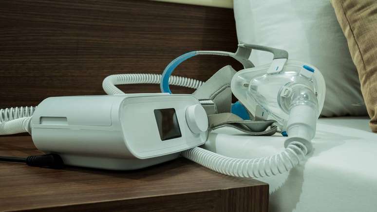 Terapia para apneia do sono, m&aacute;quina CPAP com m&aacute;scara &ndash; depositphotos.com / annaleb06.aol.co.uk
