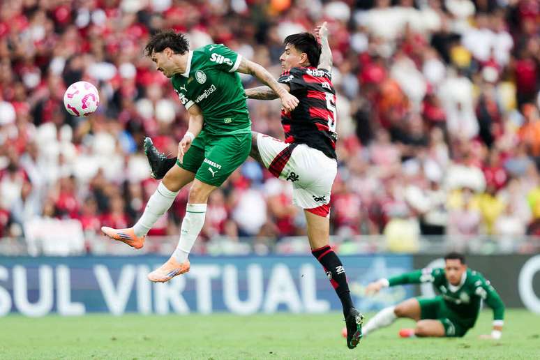 Palmeiras is first in the table. But according to UFMG, Flamengo has a better chance of winning the title. Palmeiras is first in the table. But according to UFMG, Flamengo has a better chance of winning the title.