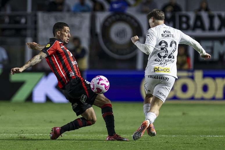 Rollheiser teve uma grande oportunidade no final da partida em Santos x Vit&oacute;ria, mas o goleiro Lucas Arcanjo apareceu novamente para fazer a defesa. Com isso, o Santos perdeu, na Vila, em mais uma partida sem Neymar, que se recupera de uma les&atilde;o na coxa 