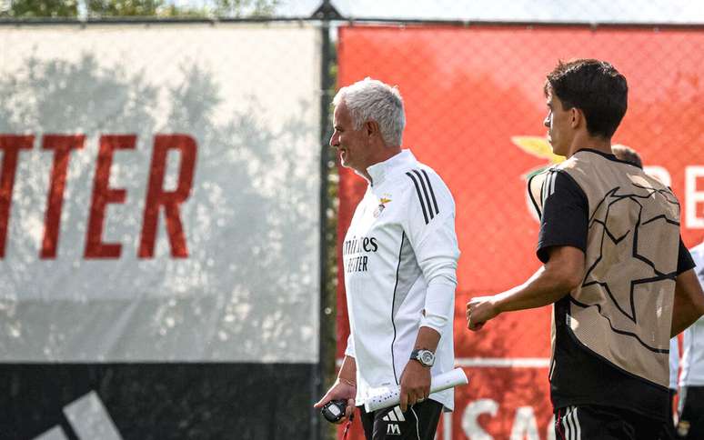 Jos&eacute; Mourinho observa o treino do Banfica &agrave;s v&eacute;speras da viagem para o duelo desta ter&ccedil;a na Inglaterra contra o Newcastle.&nbsp; Mas ele sabe: &eacute; jogo duro.