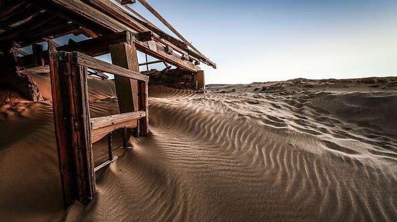 A hiena-marrom &eacute; uma esp&eacute;cie criativa e faz uso de constru&ccedil;&otilde;es abandonadas no deserto como abrigo