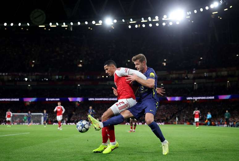 Saliba, do Arsenal, e Sorloth, do Atl&eacute;tico de Madrid, em disputa de bola na fase de liga da Champions &ndash;