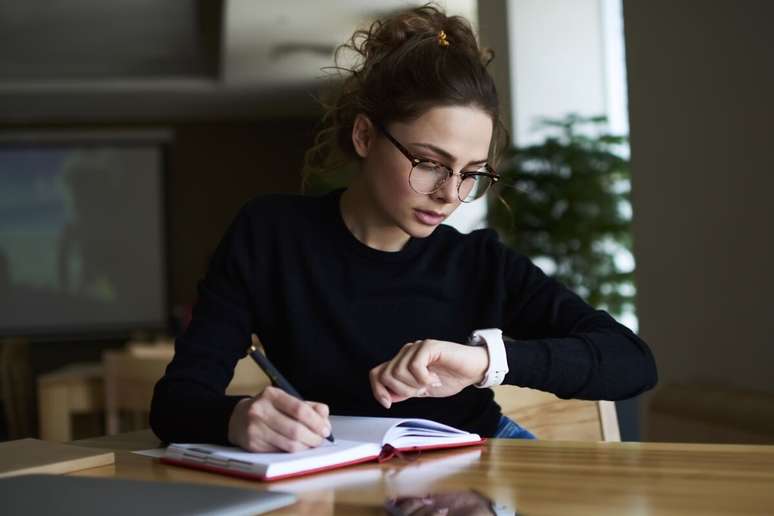 Quem pratica a escrita com constância aprimora a capacidade de planejar e organizar pensamentos com mais agilidade
