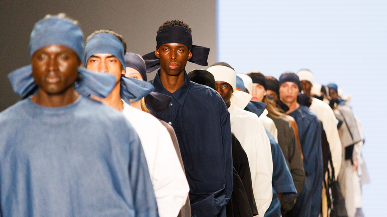 SPFW: Martins revisits its history in oversized looks and silent runway shows SPFW: Martins revisits its history in oversized looks and silent runway shows