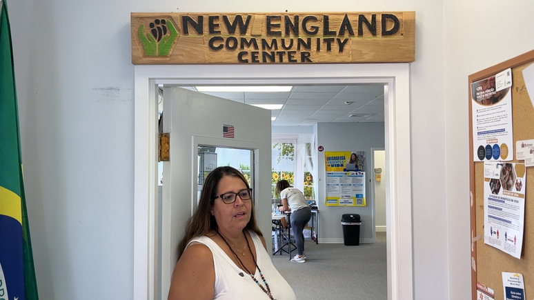 L&iacute;dia Souza na entrada do centro comunit&aacute;rio onde ela atua, em Stoughton. Ela diz que ap&oacute;s a chegada de Donald Trump ao poder, aumentou o n&uacute;mero de brasileiros solicitando documentos brasileiros planejando a volta ao Brasil ou se preparando para uma eventual deporta&ccedil;&atilde;o