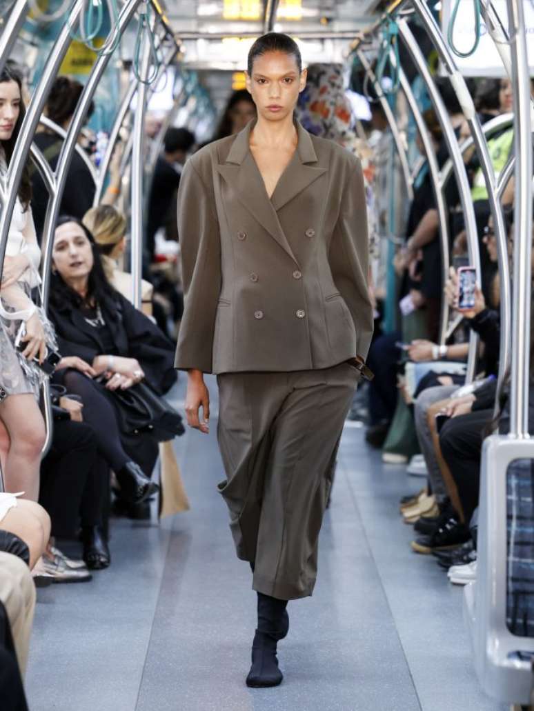 Amanda Coutinho no desfile de Gloria Coelho 