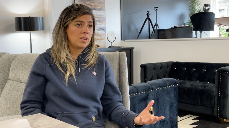 Priscila Sousa &eacute; brasileira e deputada estadual em Massachusetts. H&aacute; meses, ela vem denunciando supostos abusos nas a&ccedil;&otilde;es cometidas pelo ICE na regi&atilde;o contra imigrantes brasileiros